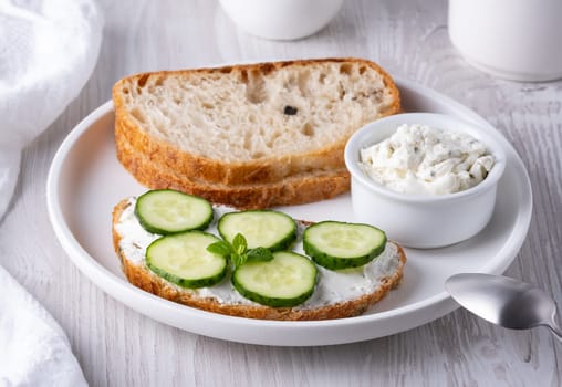 Olive bread with cottage cheese and cucumbers.