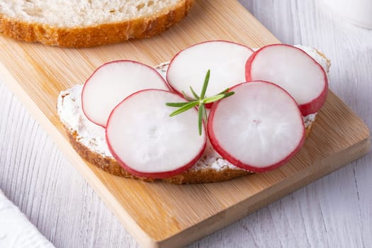 Sandwich with cottage cheese and radish.