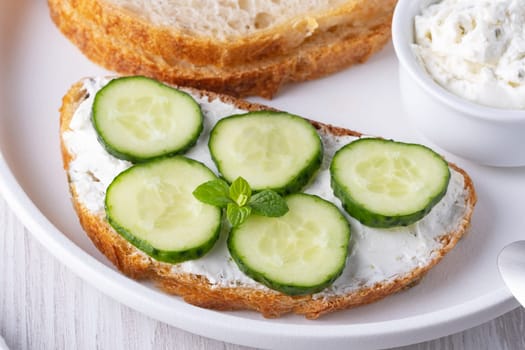 Olive bread with cottage cheese and cucumbers.