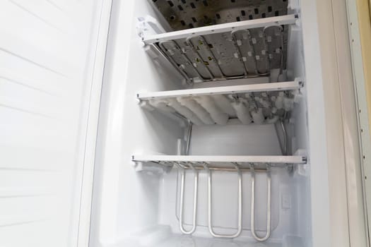 Ice in the freezer, Defrosting of the fridge and freezer.