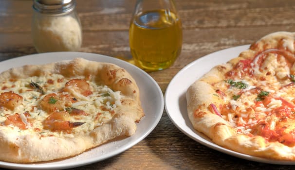 Side view of barbeque shrimp and chicken pizza