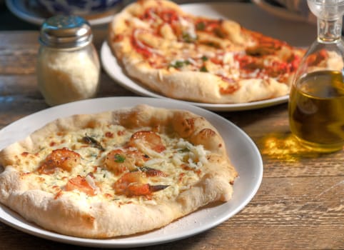 Side view of barbeque shrimp and chicken pizza