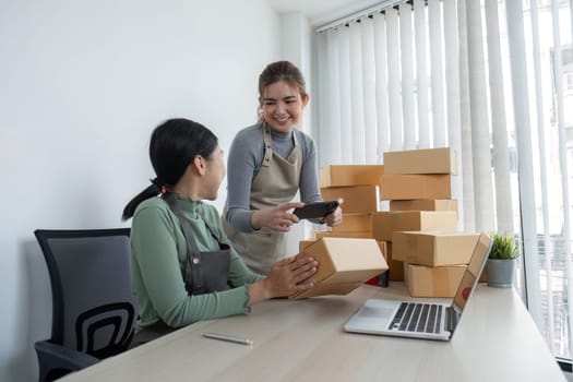 Online salespeople are selling products through online platforms and packing them into parcel boxes to prepare for delivery..