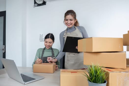Online salespeople are selling products through online platforms and packing them into parcel boxes to prepare for delivery..