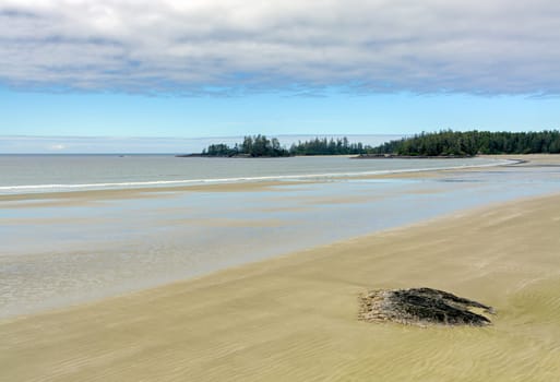 Tidal waves in the Pacific ocean inlet on Vancouver island. Pacific ocean view