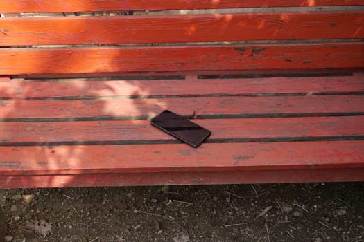 forget smartphone on a park bench, lost smart phone ,