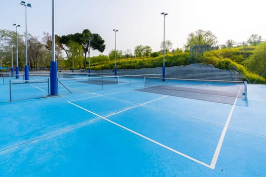 Outdoors sportive facilities with pickleball courts and no people in a sunny day