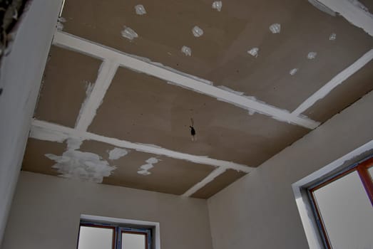 Repair of a private house, preparation of the ceiling for puttying.