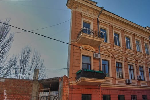 The house was built in the old style in the 1880s by architect Klimov. The house has one side wall located at 45 degrees relative to the facade and is a landmark.