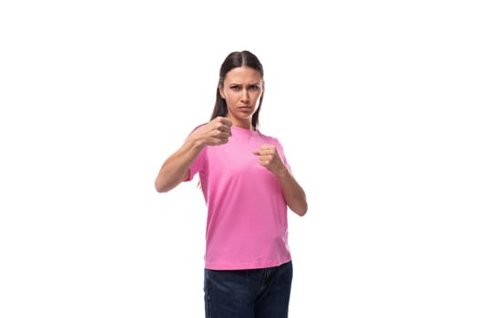 young good-looking woman with black hair dressed in a pink t-shirt actively gesticulates.