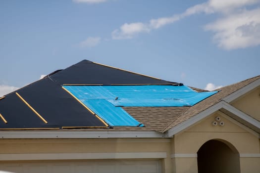 Tarped house after hurricane Ian waiting to get repaired