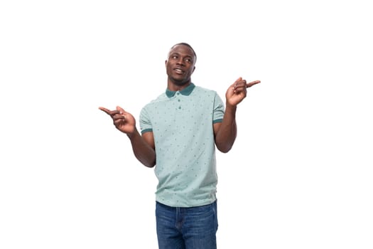 young short-haired american man dressed in a summer t-shirt points his hands to the sides to report the news.