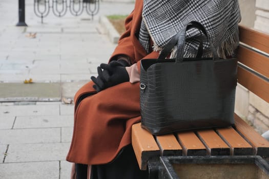 Woman left her purse on a bench in a park