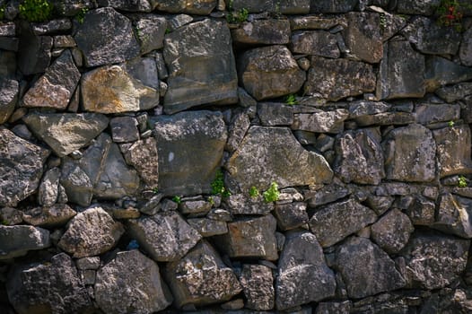 A wall constructed from genuine rock materials 5