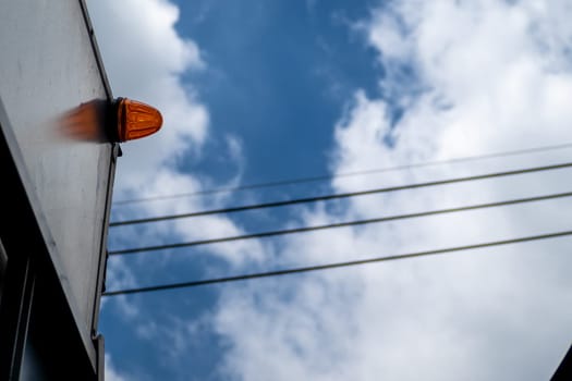 Additional turn signal mounted on the container on the transport vehicle