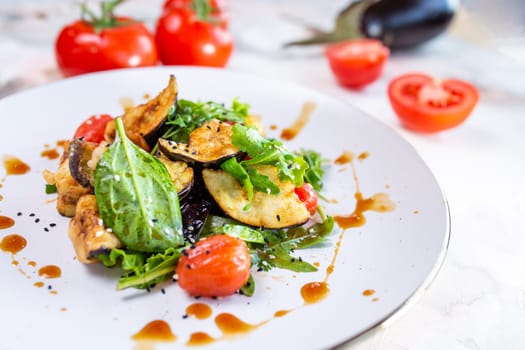 Delicious and healthy vegetable salad with grilled eggplant, spinach, and tomatoes. Perfect for a light lunch or side dish.