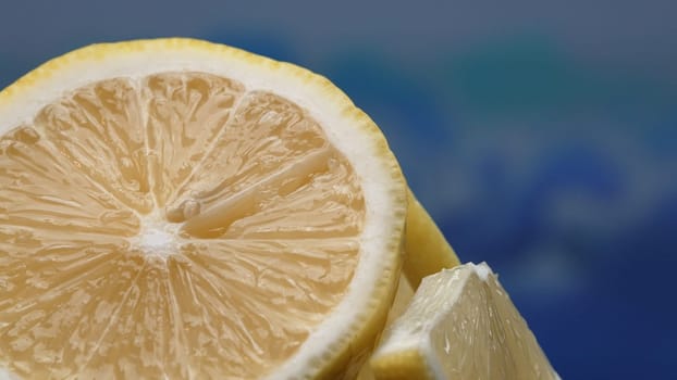 A slice of fresh lemon, bright yellow and vibrantly citric, lies exposed. The flesh, glistening with refreshing juice, reveals its segmented interior. The essence of citrus vibrancy. Comestible.