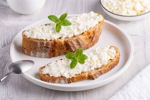 Sandwich with soft cottage cheese.