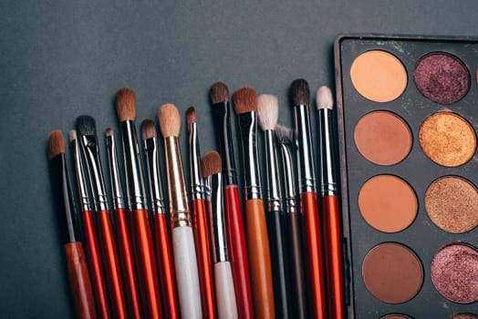 makeup brush set and professional eye shadow palette to make beauty
