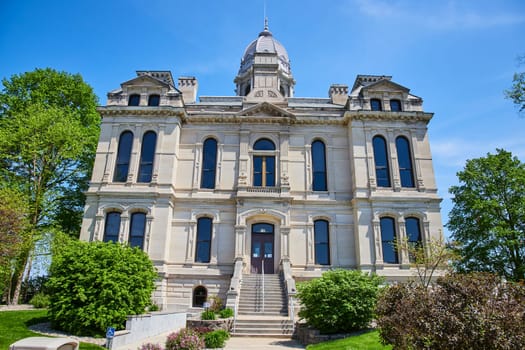 Elegant Kosciusko County Courthouse in Warsaw, Indiana, showcasing classical architecture under a clear blue sky.