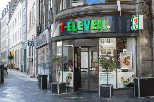 7-Eleven kiosk on the corner in downtown Copenhagen, Denmark - Oktober 20, 2023