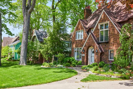 Idyllic suburban homes in Fort Wayne, Indiana, with lush greenery and vibrant architecture.