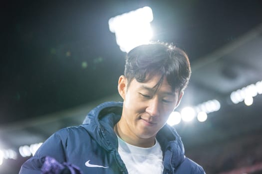 MELBOURNE, AUSTRALIA - MAY 22: Heung Min Son of Tottenham Hotspur thanks fans after Newcastle United beat Tottenham Hotspur on penalties during the Global Football Week at The Melbourne Cricket Ground on May 22, 2024 in Melbourne, Australia