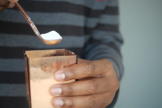 spoon pick salt from a container .