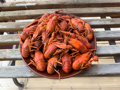 red crayfish lie on a plate