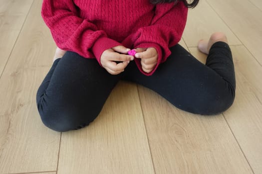 child sitting W posture on the floor