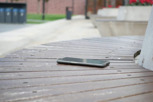 forget smartphone on a park bench, lost smart phone ,