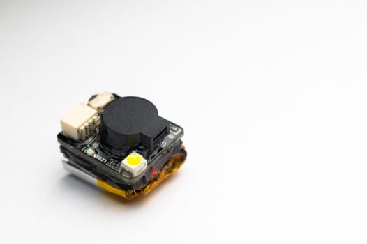 Autonomous search beacon with autonomous battery and search speaker for drones.