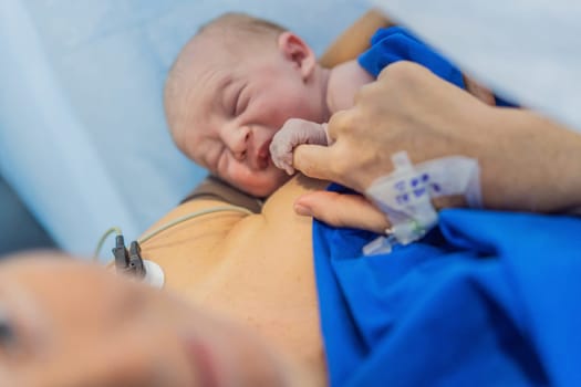 Baby on mother's chest immediately after birth in a hospital. The mother and newborn share a tender moment, emphasizing the bond and emotional connection. The medical staff ensures a safe and caring environment.