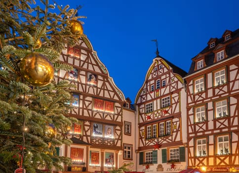 BERNKASTEL-KUES, GERMANY - DECEMBER 17, 2022: Christmas market, Mosell city Bernkastel-Kues with christmas tree and half-timbered houses on December 17, 2022 in Germany