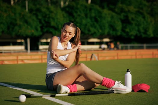 girl hockey player plays field hockey on a sunny day, a hockey player was injured in a game of field hockey, sports injuries