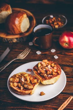 French toasts with apple caramelized with cinnamon