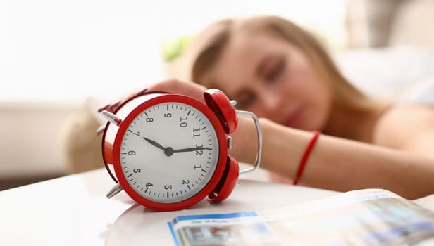 A young woman can not wake up at 7 am to work after a tumultuous party under the alarm clock