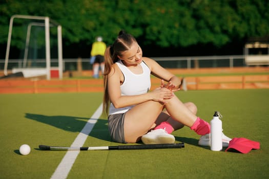 girl hockey player plays field hockey on a sunny day, a hockey player was injured in a game of field hockey, sports injuries