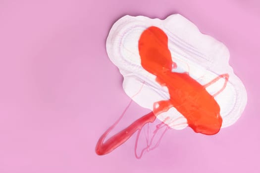 Menstruation in ginseng and critical days. a pad on which mucus is in the form of blood