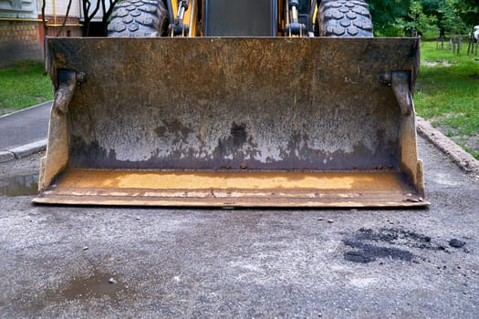 a wheeled machine for leveling the ground, especially in making roads