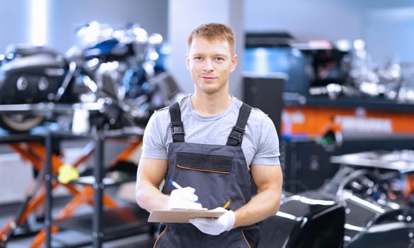 Portrait of smiling mechanic, maintenance service worker in uniform, man with clipboard paper. it stop, garage and service station concept
