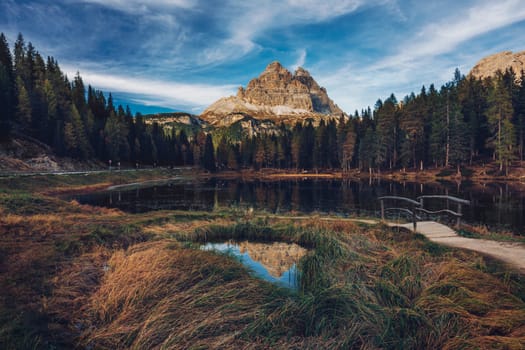 Autumn view of Lake Antorno (Lago di Antorno) located in Dolomites area, Belluno Province, Italy. Lake Antorno, Three Peaks of Lavaredo, Lake Antorno and Tre Cime di Lavaredo, Dolomites, Italy.
