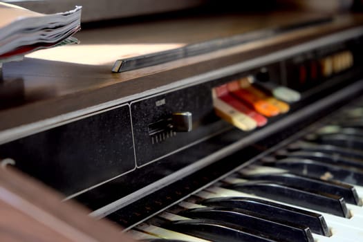 Detail image of Electronic Vintage Organ