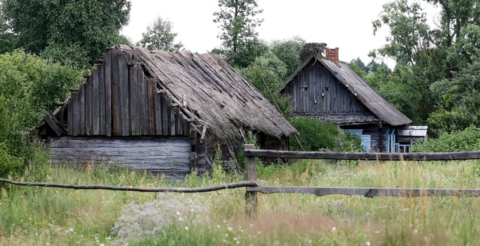 Eastern Europe, Republic of Belarus, Kachanovichi village, Pinsk district, Brest region. Old houses with thatched roofs.