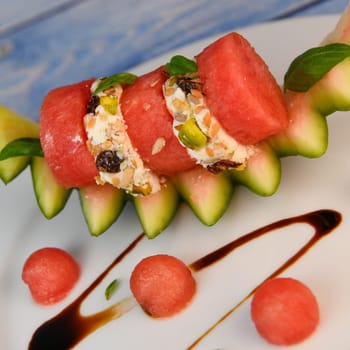 RECIPE OF SALAD OF FETA RINGS COATED WITH DRIED FRUIT, PISTACHE, NUTS AND PASTEQUE