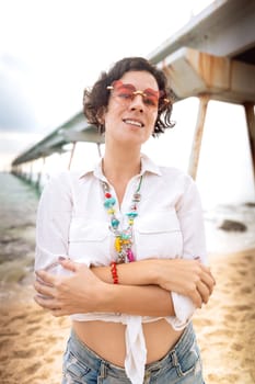 Caucasian woman wearing smiling sunglasses looking at camera. young on vacation on the coast.