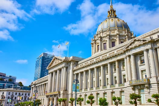 Image of San Francisco city hall on bright sunny day with blue skies overhead and thin white clouds