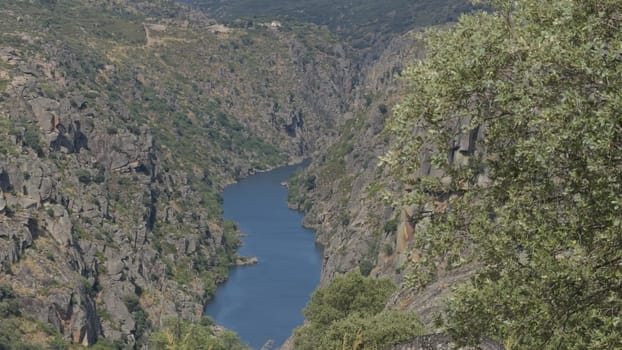 Video showcasing the impressive Duero River canyon, highlighting its stunning natural landscape and water features during the summer.