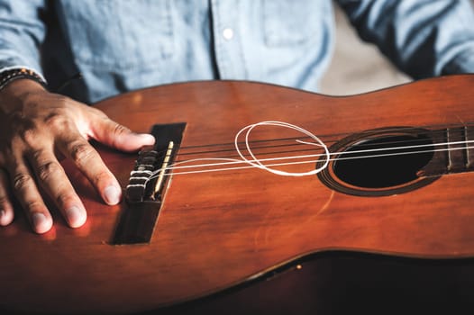 closeup the man showing breaked guitar strings.