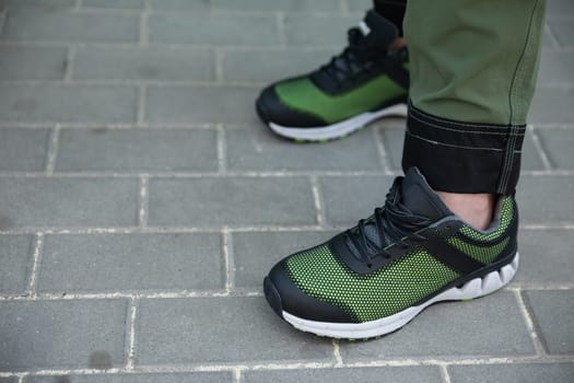 These stylish running shoes sport a vibrant design, making them perfect for all fitness enthusiasts and athletes